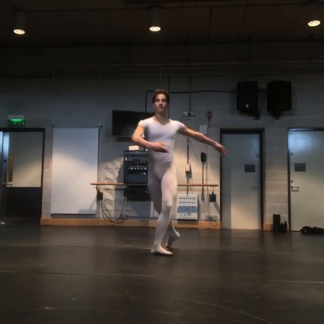 芭蕾舞男演员的尴尬瞬间