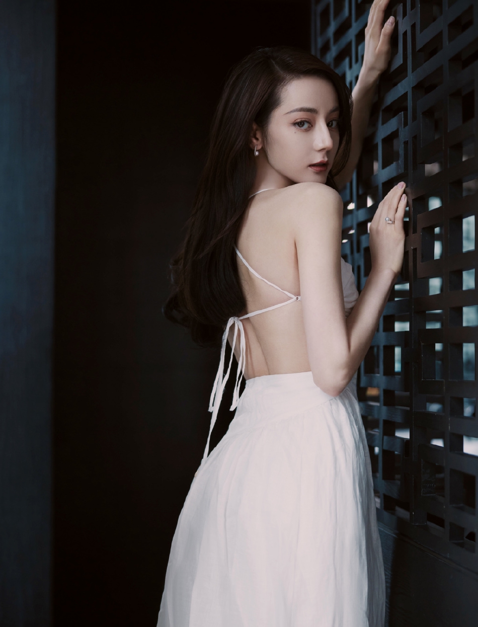 迪丽热巴最新写真集，完美呈现时尚魅力