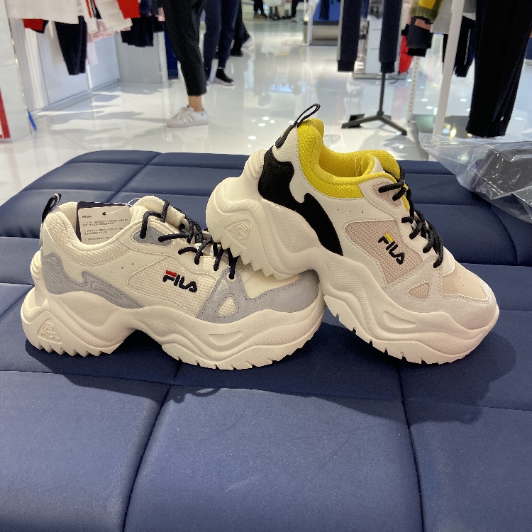 斐乐新款女鞋推荐，与自然美景共舞，浪漫之旅启程