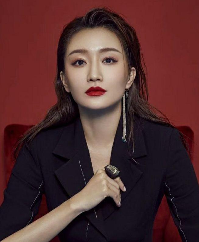 演员武笑羽，自然怀抱中的内心宁静与喜悦探寻