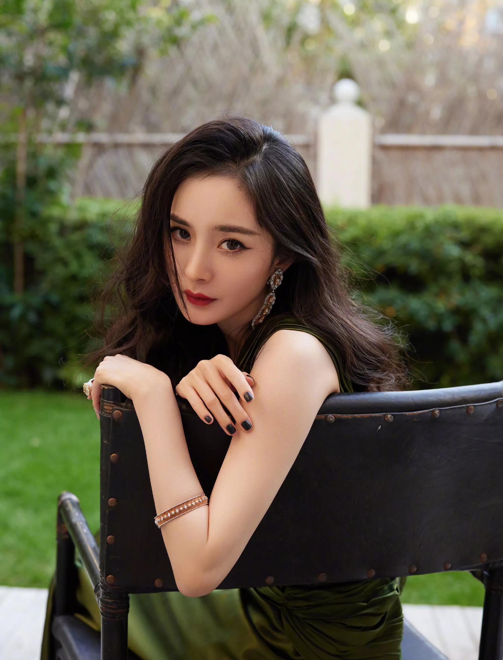 明星美甲，小巷中的隐秘魅力